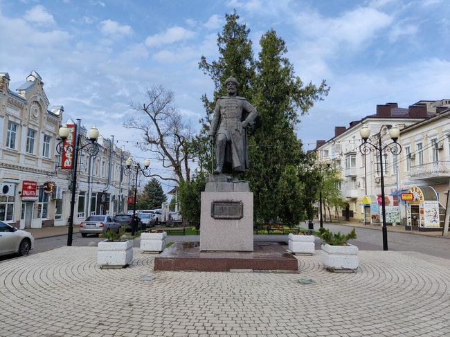 Памятник первому русскому генералиссимусу Алексею Шеину в Азове