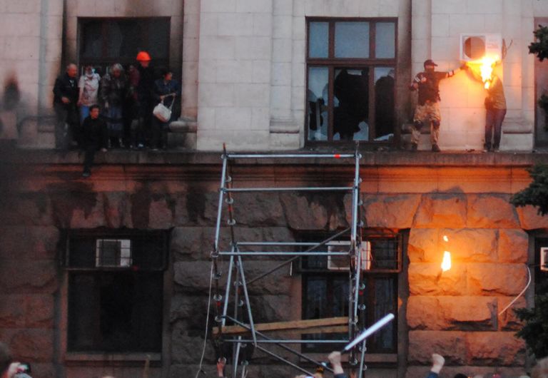 Люди выбрались на карниз во время пожара в Доме профсоюзов в Одессе Люди выбрались на карниз во время пожара в Доме профсоюзов в Одессе
