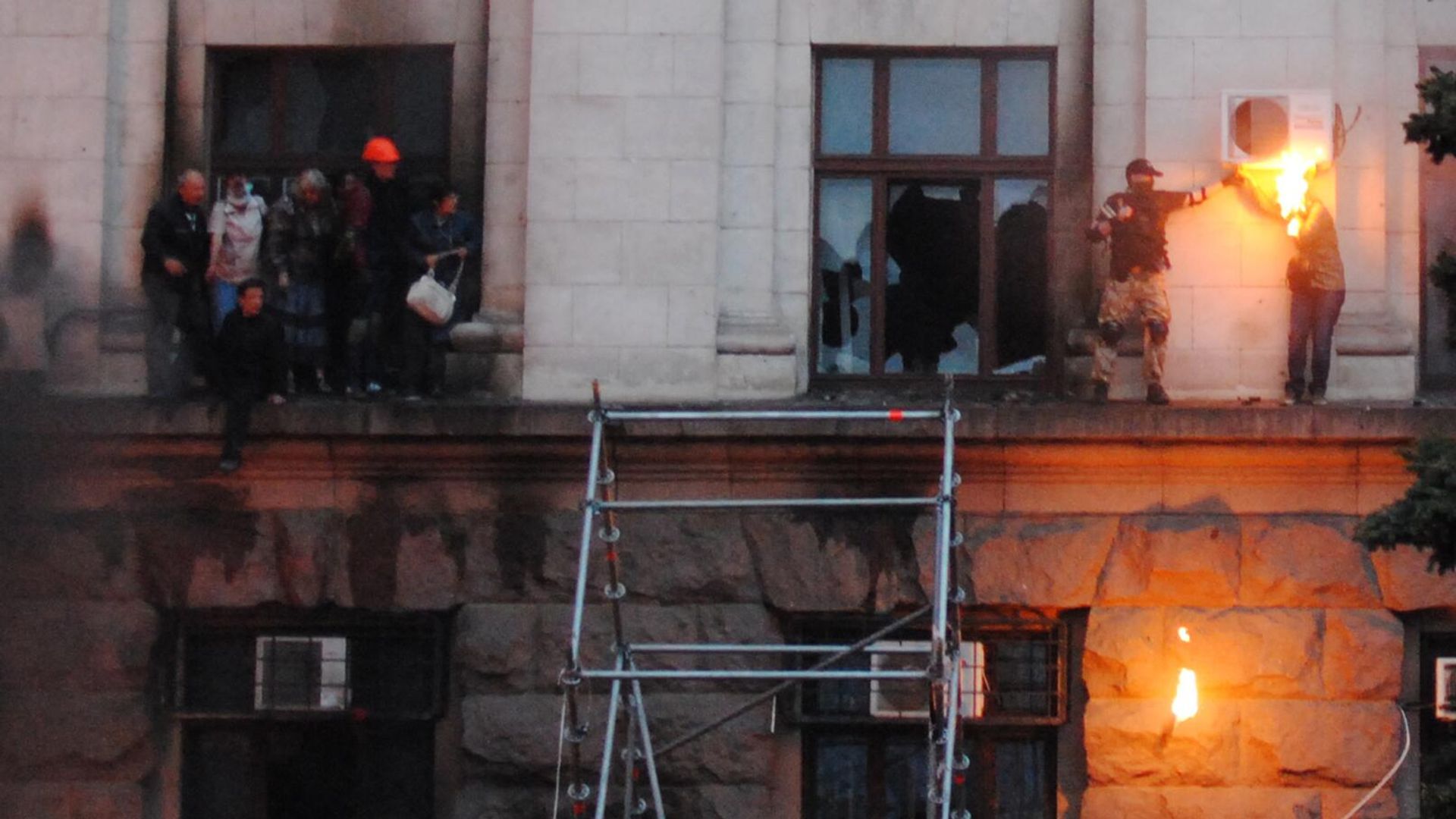 Люди выбрались на карниз во время пожара в Доме профсоюзов в Одессе - РИА Новости, 1920, 30.04.2025