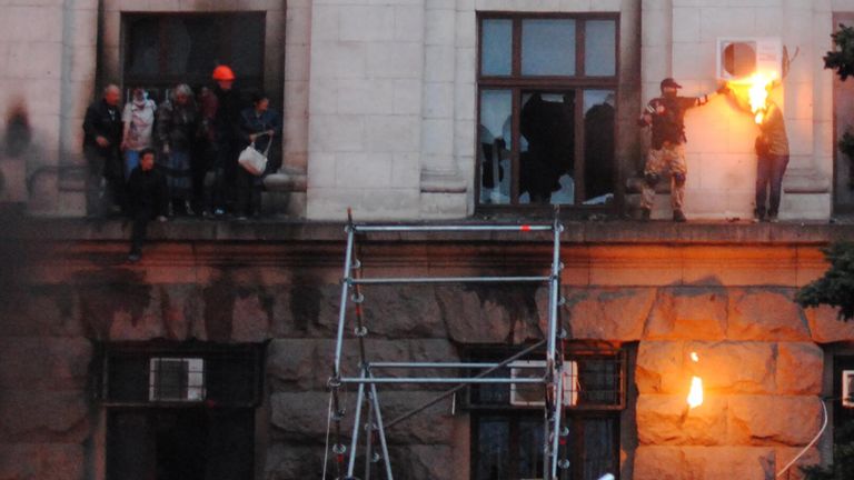Люди выбрались на карниз во время пожара в Доме профсоюзов в Одессе Люди выбрались на карниз во время пожара в Доме профсоюзов в Одессе
