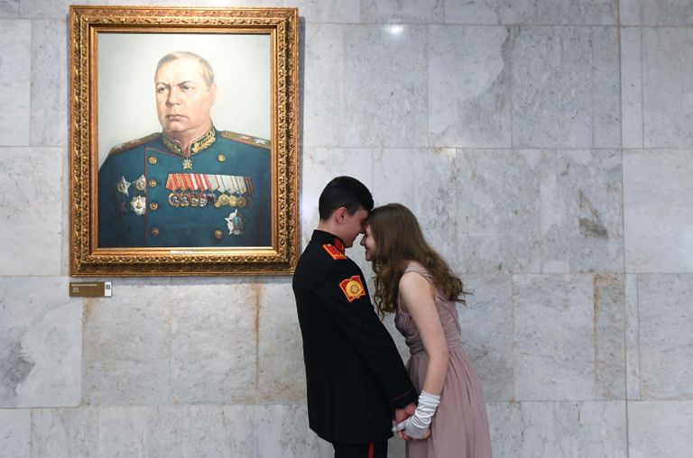Участники перед началом Большого весеннего кадетского бала, который проводится в рамках Международного дня культуры, в Музее Победы в Москве Участники перед началом Большого весеннего кадетского бала, который проводится в рамках Международного дня культуры, в Музее Победы в Москве