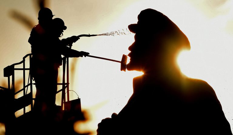 Сотрудники муниципального предприятия Управление зелёного строительства моют статую В. И. Ленина на площади Революции в канун 153-й годовщины его рождения, в Красноярске Сотрудники муниципального предприятия Управление зелёного строительства моют статую В. И. Ленина на площади Революции в канун 153-й годовщины его рождения, в Красноярске