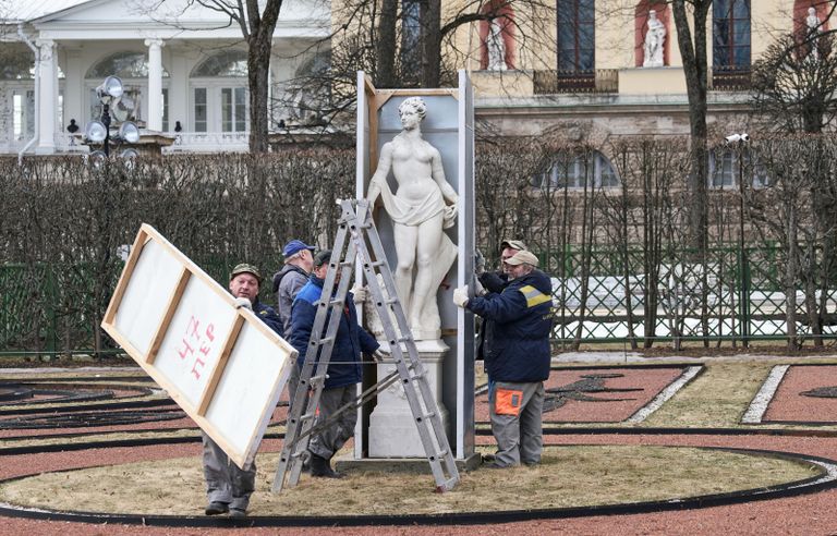 Демонтаж зимних коробов, защищающих скульптуры в Екатерининском парке ГМЗ Царское село Демонтаж зимних коробов, защищающих скульптуры в Екатерининском парке ГМЗ Царское село