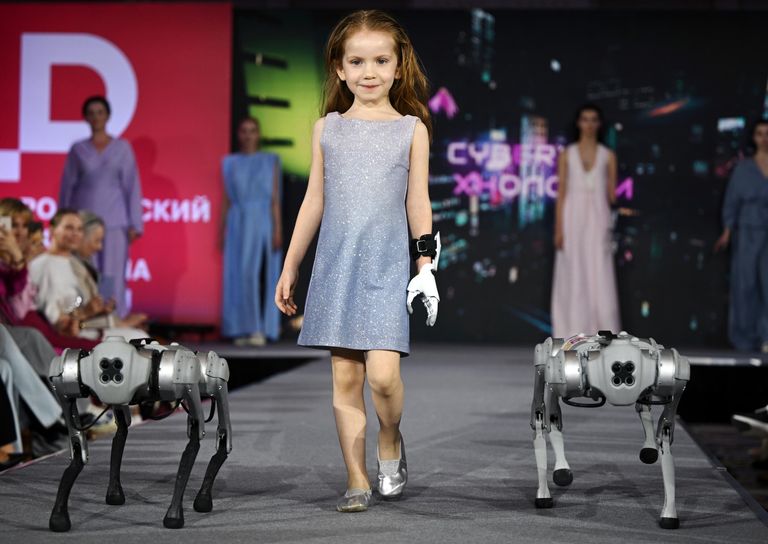 Участница показа мод и робототехники от модельного агентства Cyber Fashion Technology в рамках Российского форума дизайна и моды на площадке отеля The Carlton в Москве Участница показа мод и робототехники от модельного агентства Cyber Fashion Technology в рамках Российского форума дизайна и моды на площадке отеля The Carlton в Москве