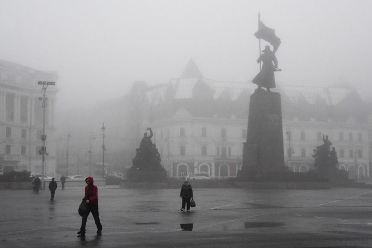 Памятник Борцам за власть Советов на Дальнем Востоке во время утреннего тумана во Владивостоке Памятник Борцам за власть Советов на Дальнем Востоке во время утреннего тумана во Владивостоке