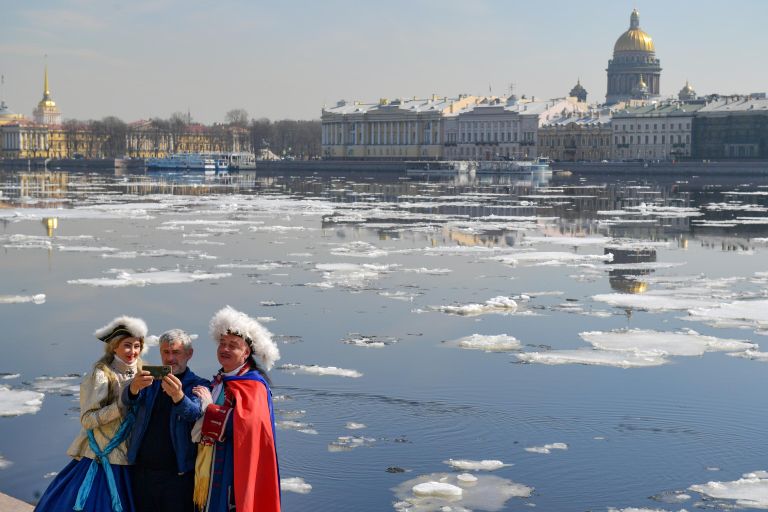 Мужчина фотографируется с актерами на стрелке Васильевского острова в Санкт-Петербурге Мужчина фотографируется с актерами на стрелке Васильевского острова в Санкт-Петербурге