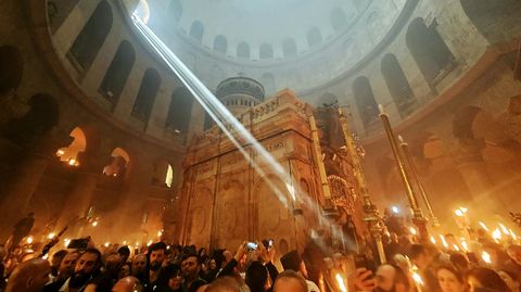 Верующие со свечами и лампадами, зажженными от Благодатного огня, в храме Воскресения Христова (храм Гроба Господня) в Иерусалиме Верующие со свечами и лампадами, зажженными от Благодатного огня, в храме Воскресения Христова (храм Гроба Господня) в Иерусалиме