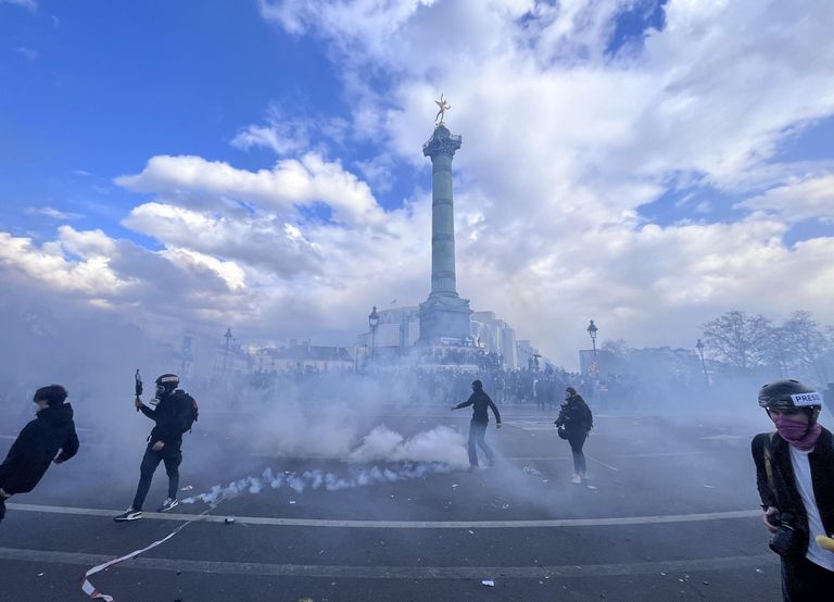 Участники акции протеста против пенсионной реформы на одной из улиц в Париже Участники акции протеста против пенсионной реформы на одной из улиц в Париже