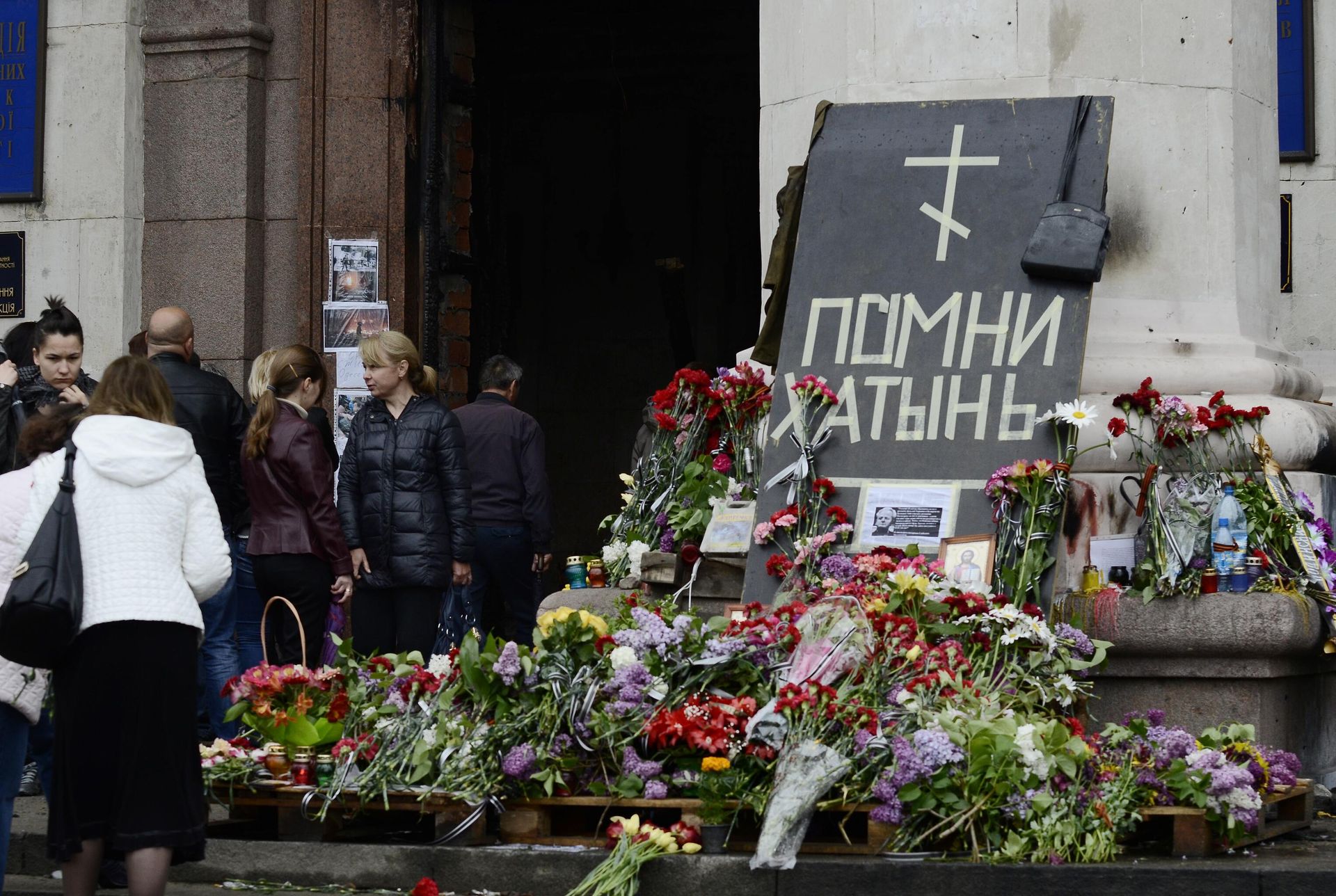 Горожане возлагают цветы в память о погибших в результате пожара в Доме профсоюзов на площади Куликово поле в Одессе Горожане возлагают цветы в память о погибших в результате пожара в Доме профсоюзов на площади Куликово поле в Одессе - РИА Новости, 1920, 11.06.2024