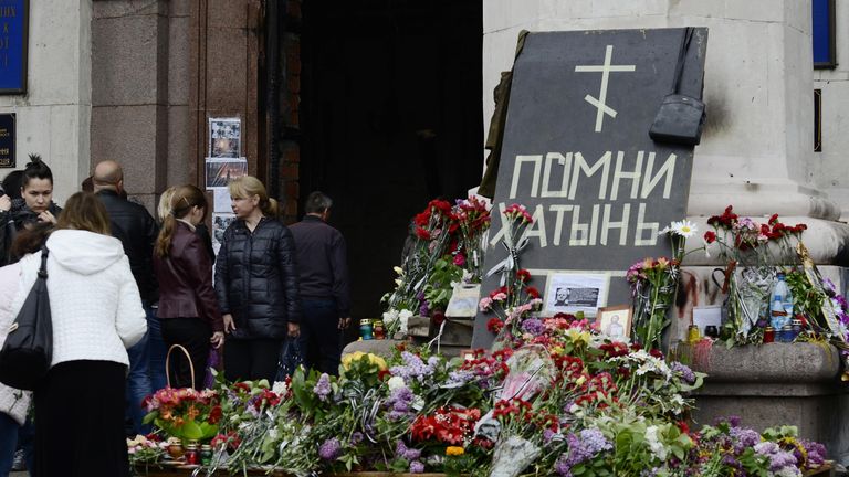 Горожане возлагают цветы в память о погибших в результате пожара в Доме профсоюзов на площади Куликово поле в Одессе Горожане возлагают цветы в память о погибших в результате пожара в Доме профсоюзов на площади Куликово поле в Одессе