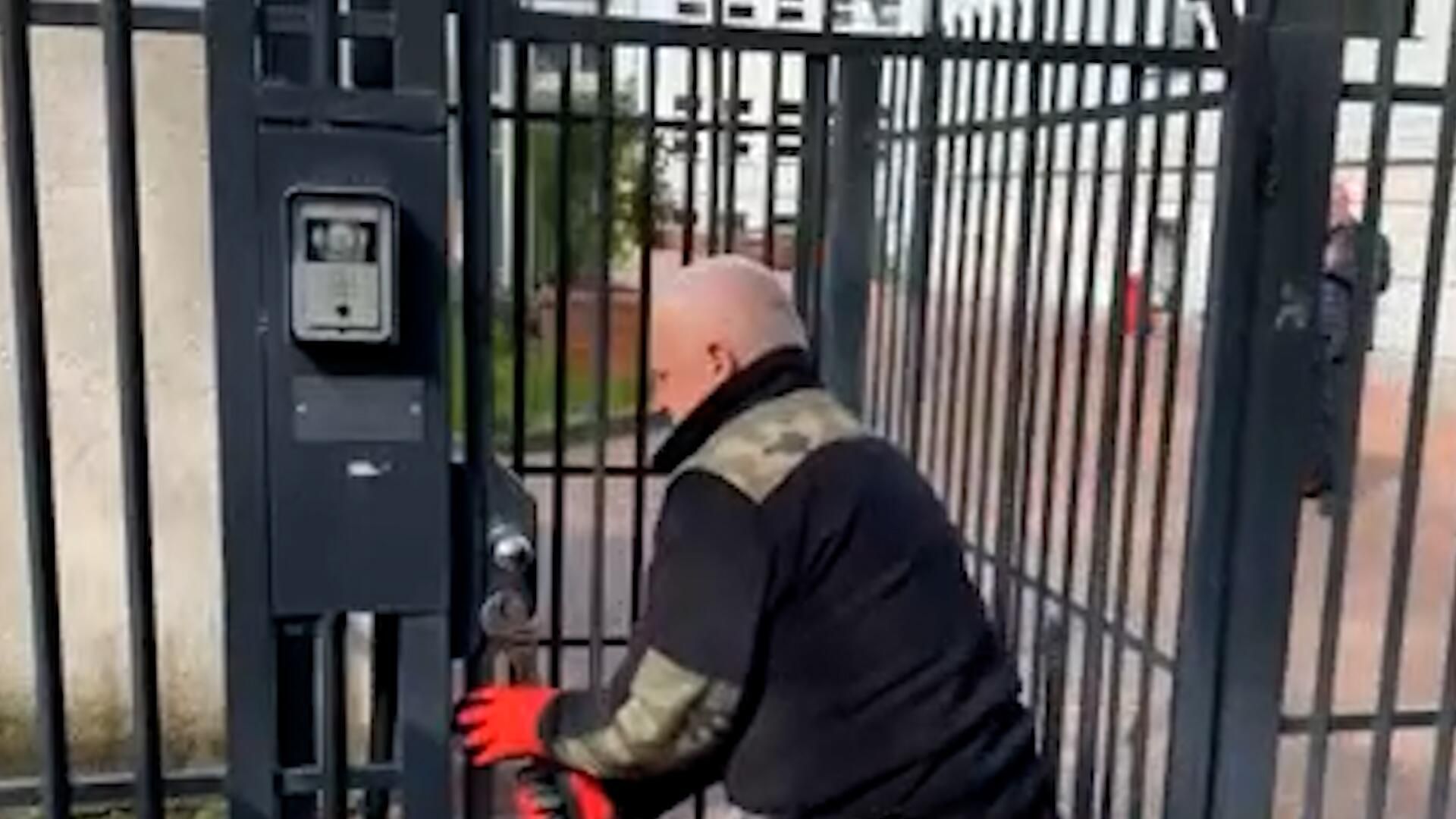 Представители мэрии Варшавы сломали калитку и проникли в школу при посольстве России Представители мэрии Варшавы сломали калитку и проникли в школу при посольстве России - РИА Новости, 1920, 29.04.2023