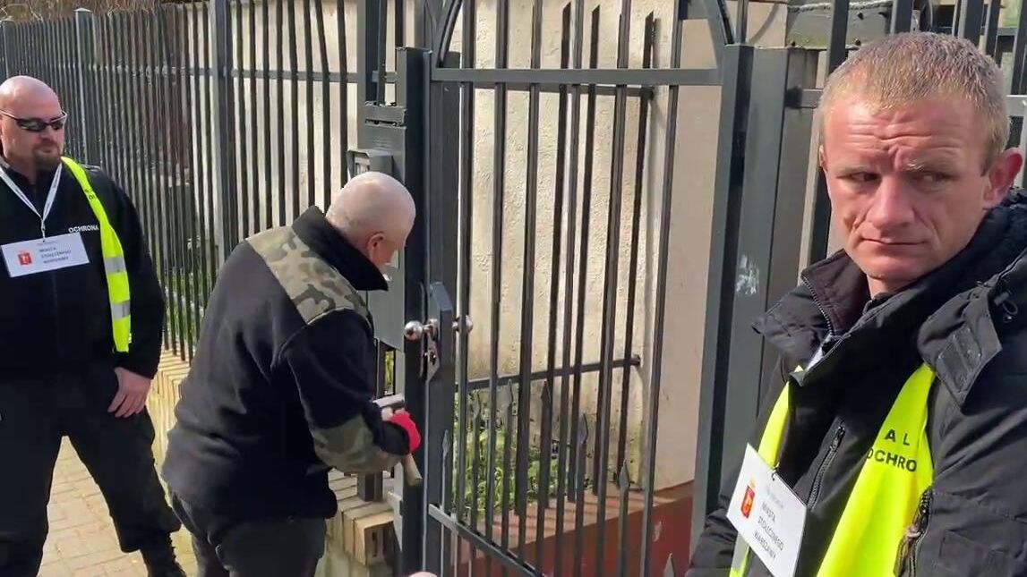 Представители мэрии Варшавы у здания школы при посольстве РФ. Кадр видео Представители мэрии Варшавы у здания школы при посольстве РФ. Кадр видео - РИА Новости, 1920, 29.04.2023
