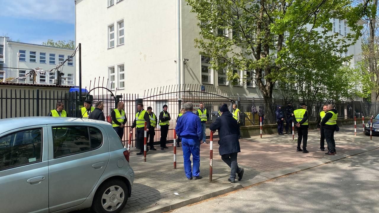 Представители мэрии в сопровождении полиции стоят возле ворот школы при российском посольстве в Варшаве Представители мэрии в сопровождении полиции стоят возле ворот школы при российском посольстве в Варшаве - РИА Новости, 1920, 10.05.2023