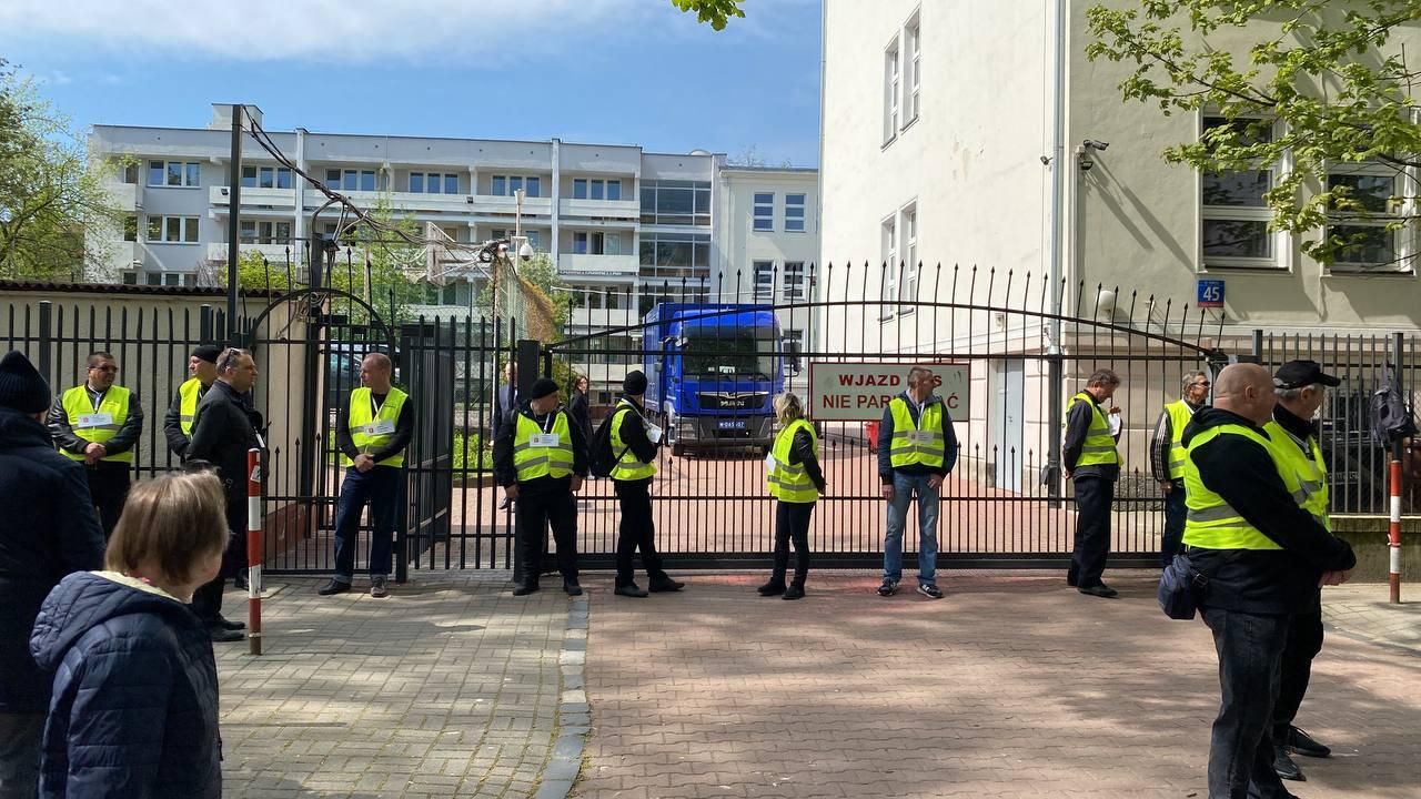 Представители мэрии в сопровождении полиции стоят возле ворот школы при российском посольстве в Варшаве Представители мэрии в сопровождении полиции стоят возле ворот школы при российском посольстве в Варшаве - РИА Новости, 1920, 07.05.2023