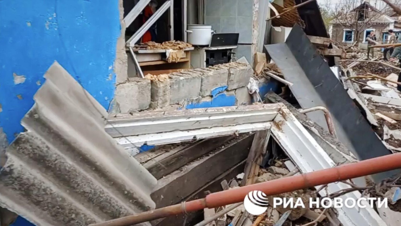 Последствия обстрела Ленинского района Донецка. Кадр видео Последствия обстрела Ленинского района Донецка. Кадр видео - РИА Новости, 1920, 30.04.2023