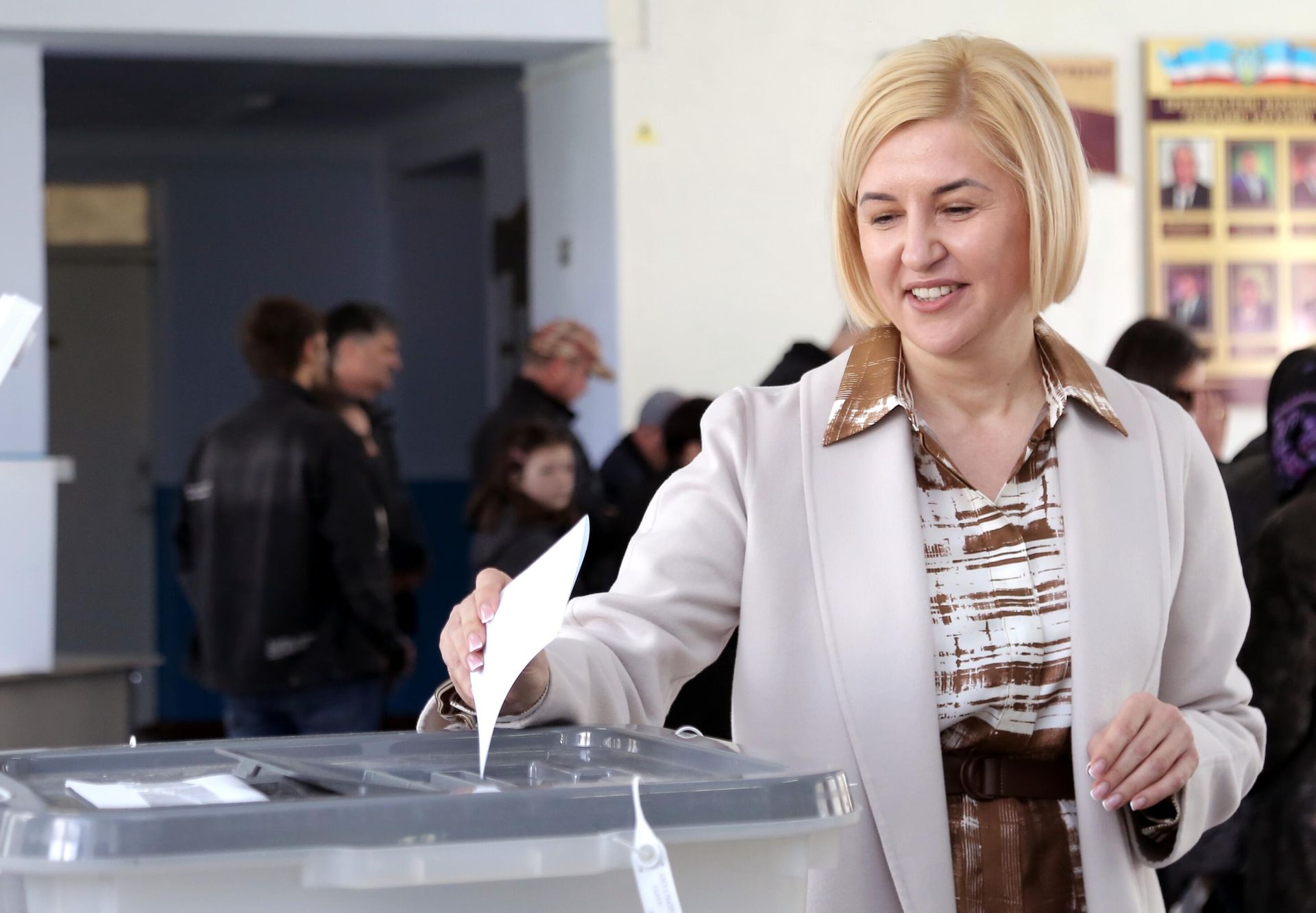 Женщина принимает участие в выборах главы Гагаузской автономии Молдавии Женщина принимает участие в выборах главы Гагаузской автономии Молдавии - РИА Новости, 1920, 04.05.2023