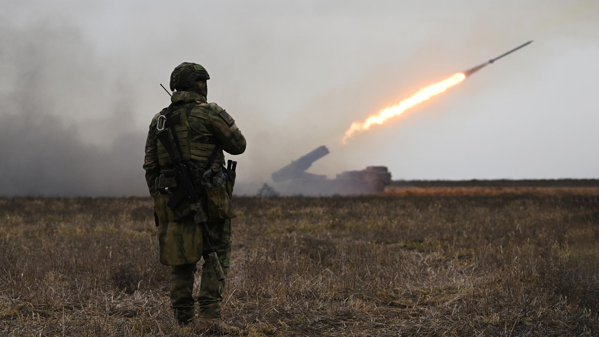 Военнослужащий артиллерийского расчета реактивной системы залпового огня (РСЗО) Ураган вооруженных сил РФ работает по позициям ВСУ в южном секторе СВО - РИА Новости, 1920, 09.05.2023