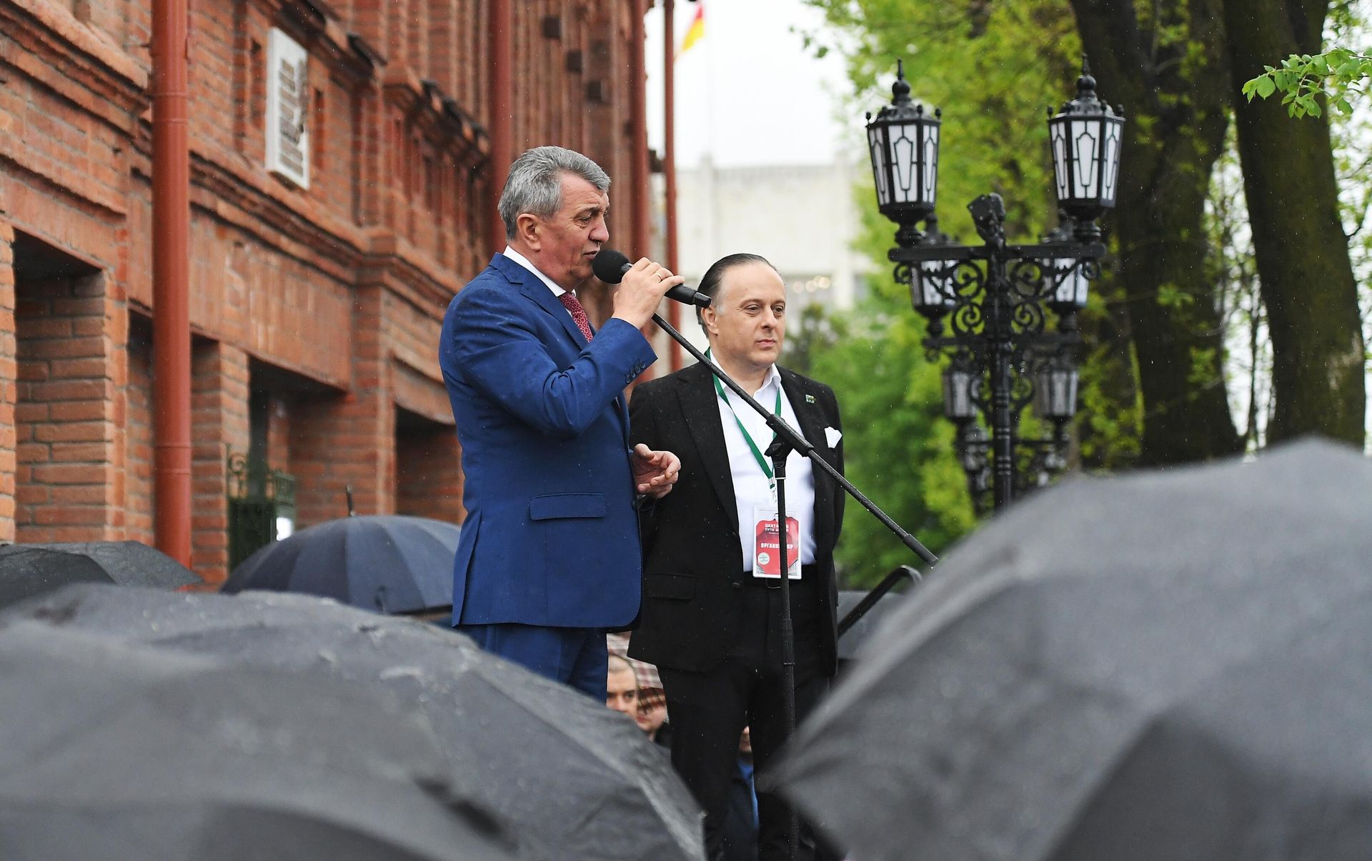 Глава республики Северная Осетия Сергей Меняйло (слева) и директор Государственного академического театра имени Евгения Вахтангова Кирилл Крок на торжественном открытии Дома Евгения Вахтангова во Владикавказе. Глава республики Северная Осетия Сергей Меняйло (слева) и директор Государственного академического театра имени Евгения Вахтангова Кирилл Крок на торжественном открытии Дома Евгения Вахтангова во Владикавказе. - РИА Новости, 1920, 30.04.2023
