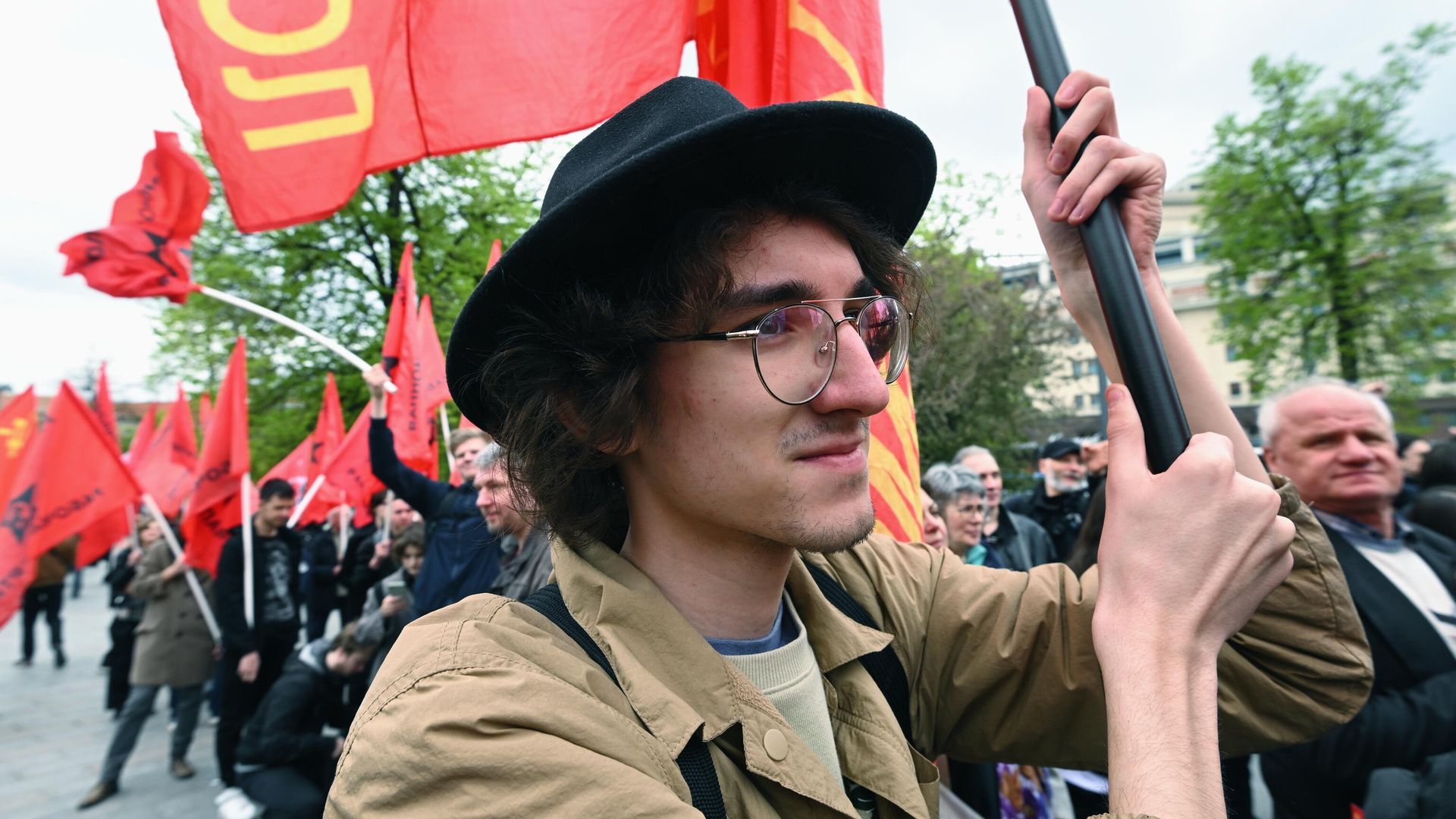 Сторонники КПРФ на патриотическом митинге, посвященном Дню международной солидарности трудящихся, у памятника Карлу Марксу на Театральной площади в Москве Сторонники КПРФ на патриотическом митинге, посвященном Дню международной солидарности трудящихся, у памятника Карлу Марксу на Театральной площади в Москве - РИА Новости, 1920, 01.05.2023