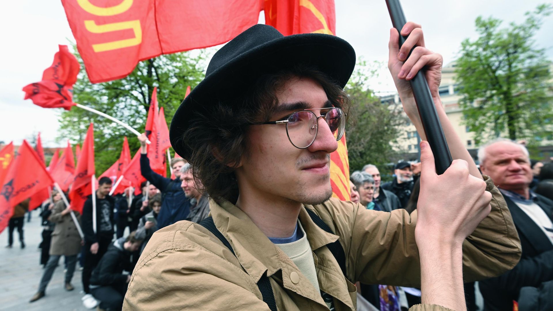 Сторонники КПРФ на патриотическом митинге, посвященном Дню международной солидарности трудящихся, у памятника Карлу Марксу на Театральной площади в Москве Сторонники КПРФ на патриотическом митинге, посвященном Дню международной солидарности трудящихся, у памятника Карлу Марксу на Театральной площади в Москве - РИА Новости, 1920, 01.05.2023