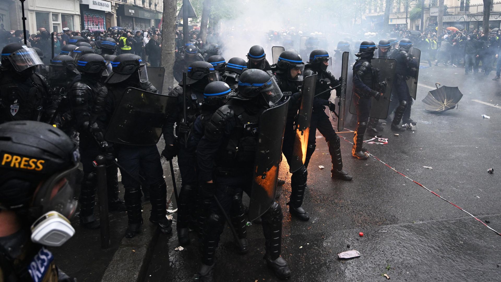 Сотрудники полиции и протестующие на первомайской демонстрации в Париже Сотрудники полиции и протестующие на первомайской демонстрации в Париже - РИА Новости, 1920, 01.05.2023