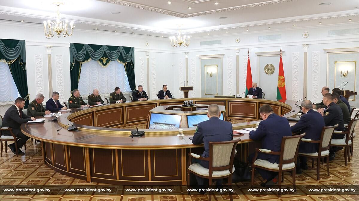 Президент Белоруссии Александр Лукашенко проводит совещание по вопросам обеспечения безопасности и правопорядка и мерах по охране государственной границы Президент Белоруссии Александр Лукашенко проводит совещание по вопросам обеспечения безопасности и правопорядка и мерах по охране государственной границы - РИА Новости, 1920, 02.05.2023