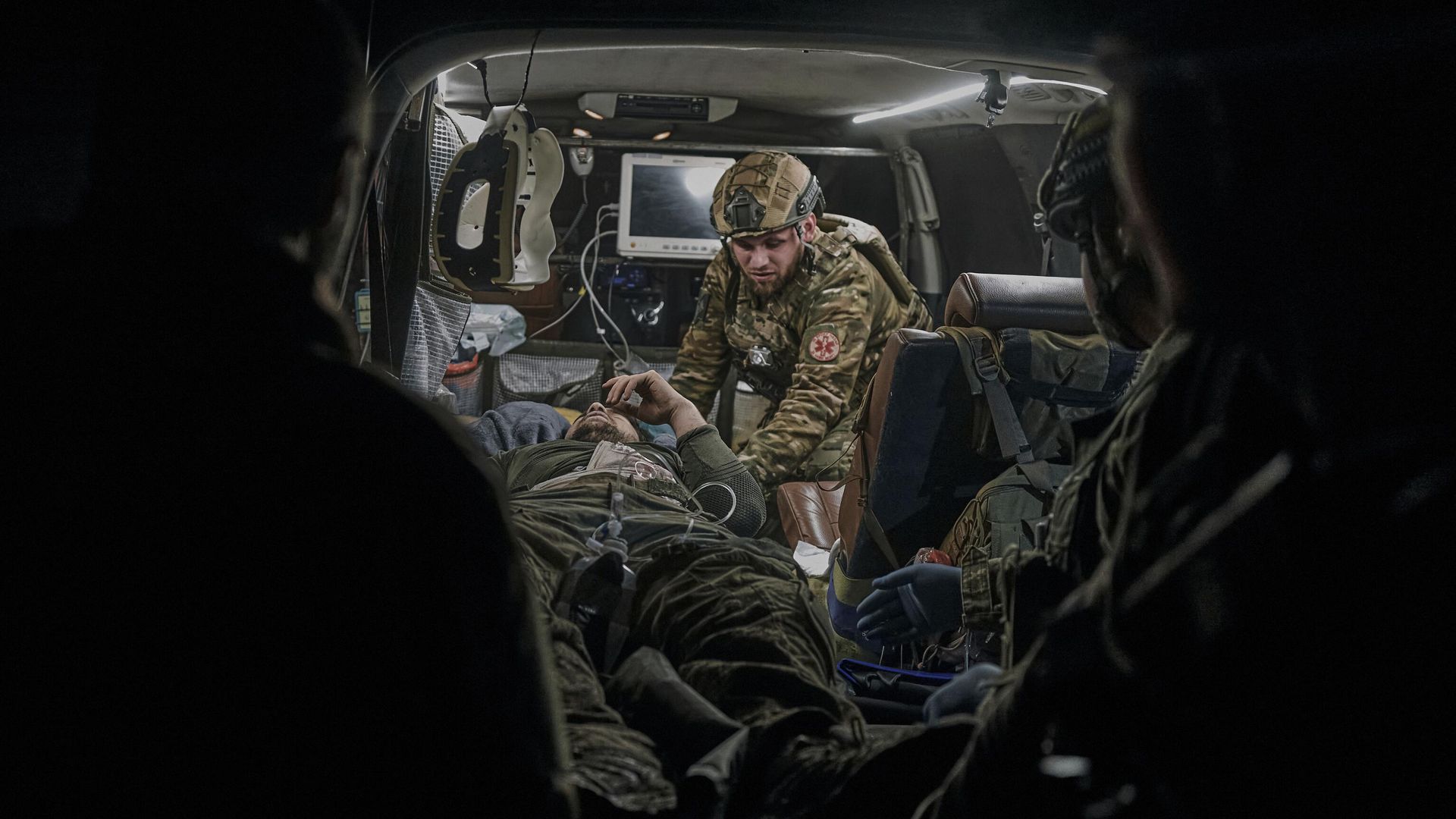 Военные медики оказывают первую помощь солдату, раненному в бою под Артемовском - РИА Новости, 1920, 18.05.2023