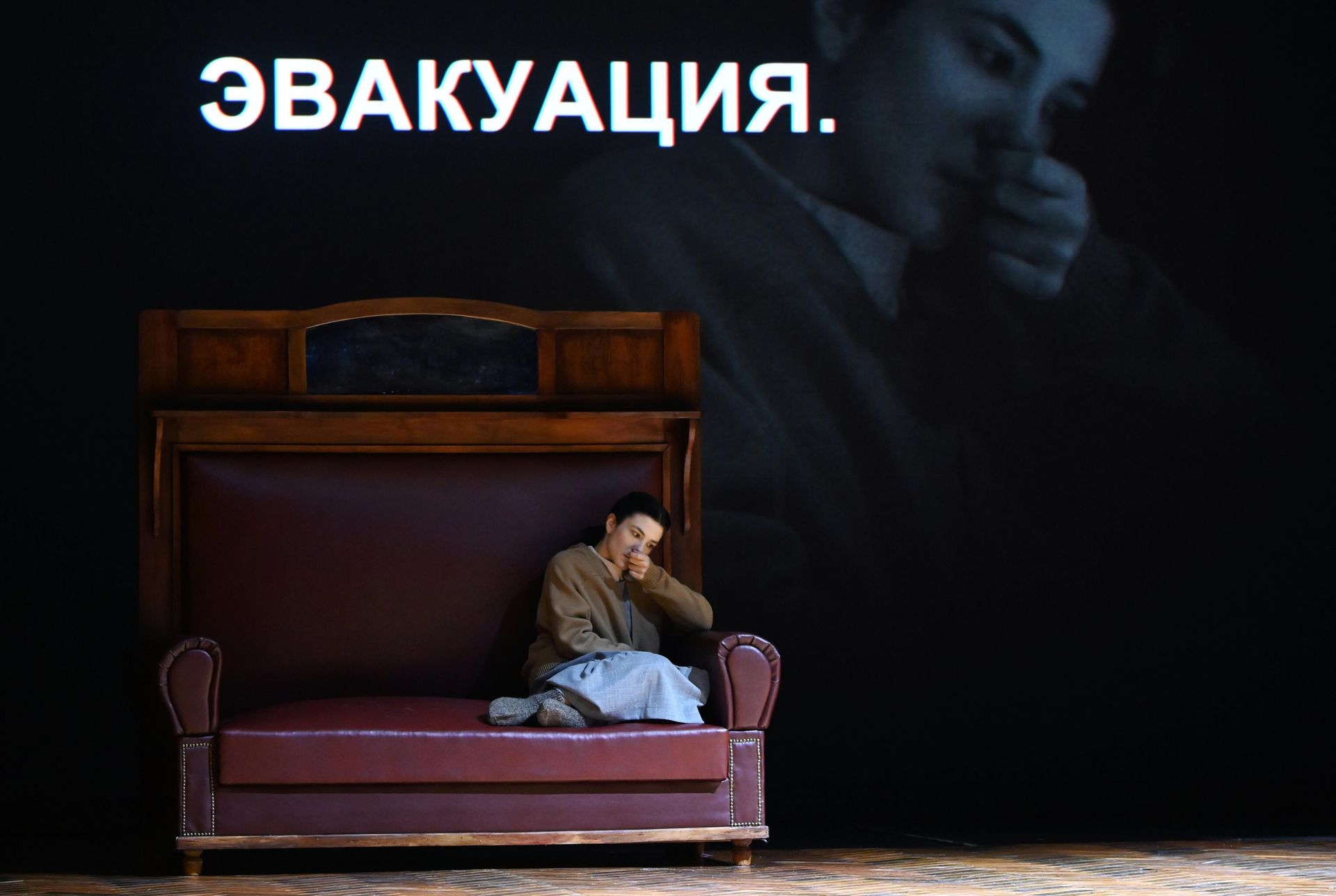Актриса Яна Вилочкина в сцене из спектакля Вероника в постановке режиссера Константина Богомолова в театре на Бронной в Москве Актриса Яна Вилочкина в сцене из спектакля Вероника в постановке режиссера Константина Богомолова в театре на Бронной в Москве