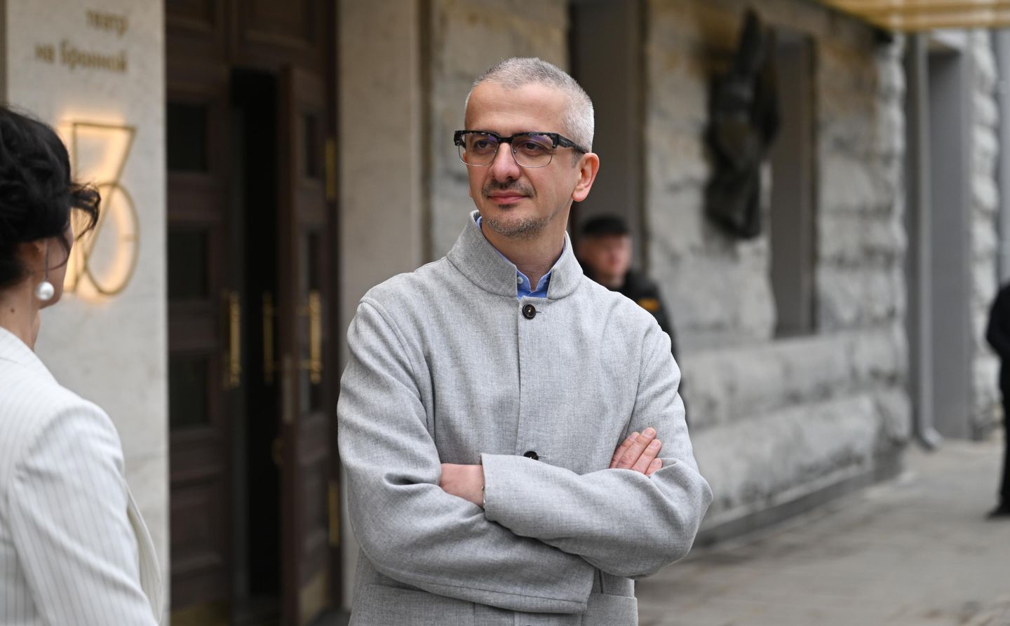 Режиссер, художественный руководитель Московского драматического театра на Малой Бронной Константин Богомолов у входа в здание Московского драматического театра на Малой Бронной в Москве. Режиссер, художественный руководитель Московского драматического театра на Малой Бронной Константин Богомолов у входа в здание Московского драматического театра на Малой Бронной в Москве.
