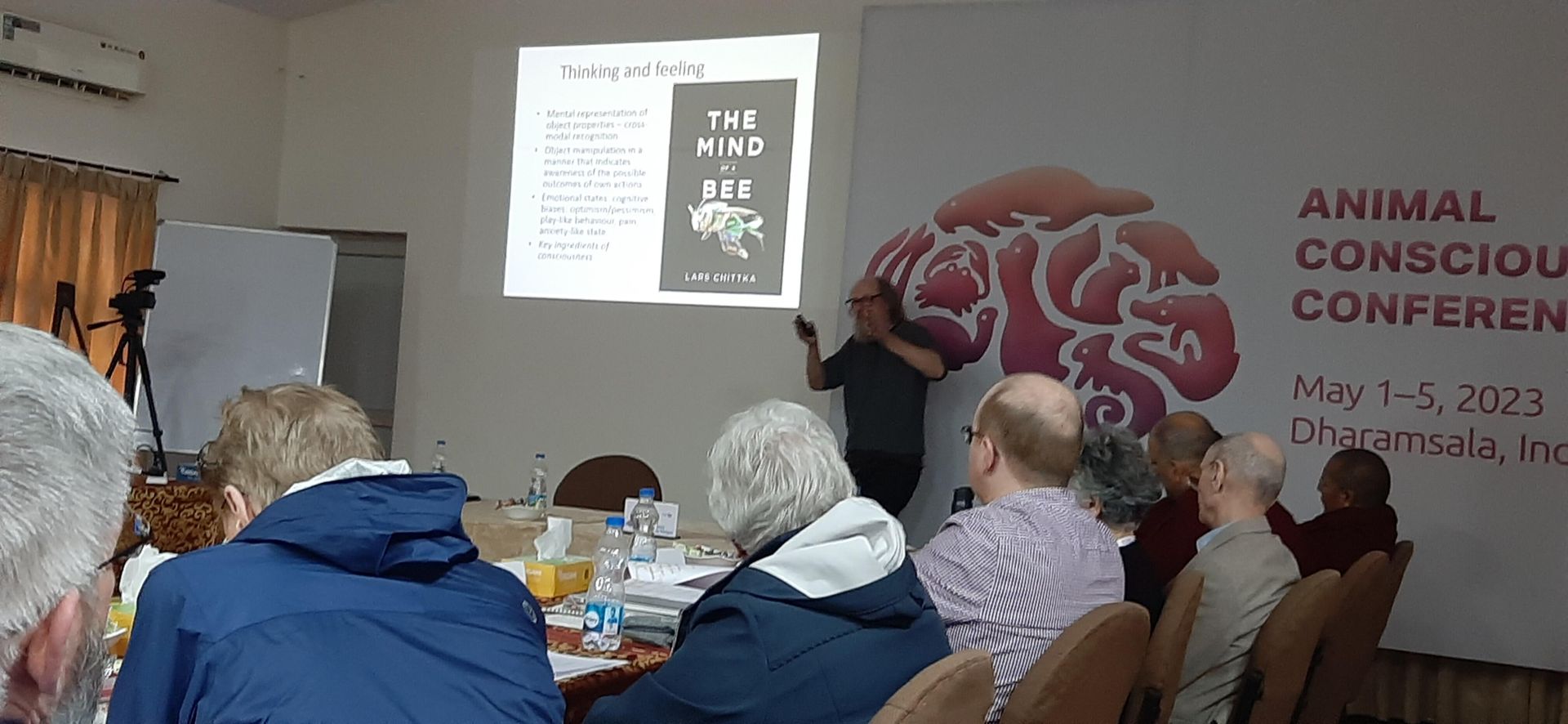 Доклад Ларса Читтка из Великобритании The mind of a bee (Ум пчелы) на конференции Сознание животных в Дхарамсале - РИА Новости, 1920, 15.05.2023