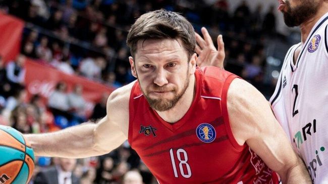 Баскетболист МБА Евгений Воронов