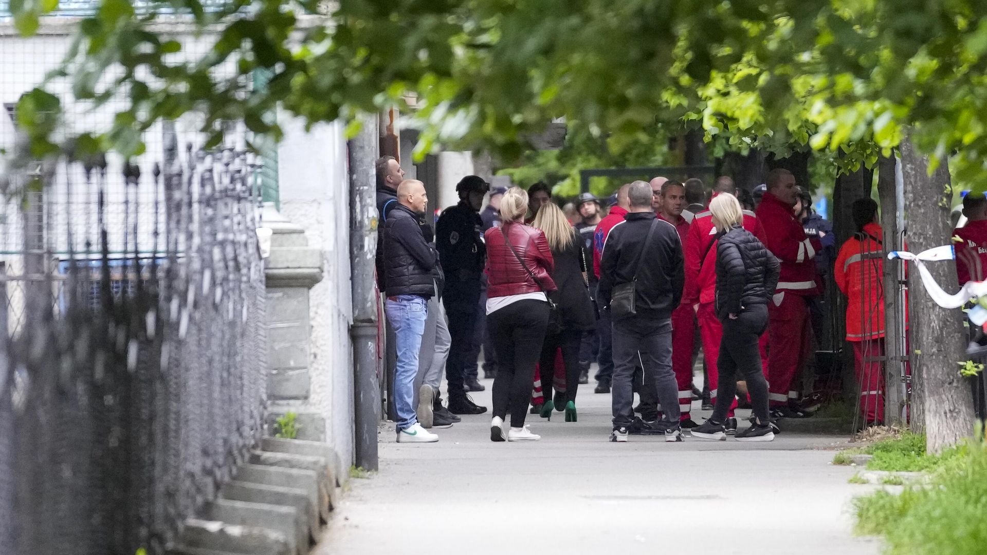 Полиция и медики перед школой имени Владислава Рыбникара в Белграде Полиция и медики перед школой имени Владислава Рыбникара в Белграде - РИА Новости, 1920, 03.05.2023