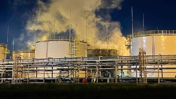 Пожар на Ильском нефтеперерабатывающем заводе в Краснодарском крае Пожар на Ильском нефтеперерабатывающем заводе в Краснодарском крае - РИА Новости, 1920, 04.05.2023