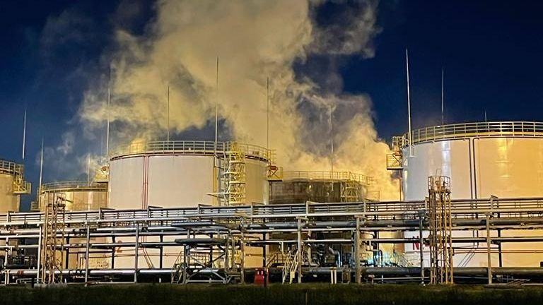 Тушение возгорания резервуаров с нефтепродуктами на Ильском нефтеперерабатывающем заводе в Северском районе Краснодарского края Тушение возгорания резервуаров с нефтепродуктами на Ильском нефтеперерабатывающем заводе в Северском районе Краснодарского края - РИА Новости, 1920, 22.03.2024