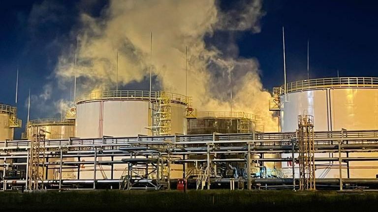 Тушение возгорания резервуаров с нефтепродуктами на Ильском нефтеперерабатывающем заводе в Северском районе Краснодарского края - РИА Новости, 1920, 22.03.2024