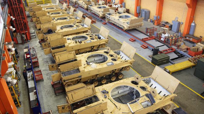 Рабочие собирают БМП-3 в цехе Курганского машиностроительного завода в Кургане Рабочие собирают БМП-3 в цехе Курганского машиностроительного завода в Кургане
