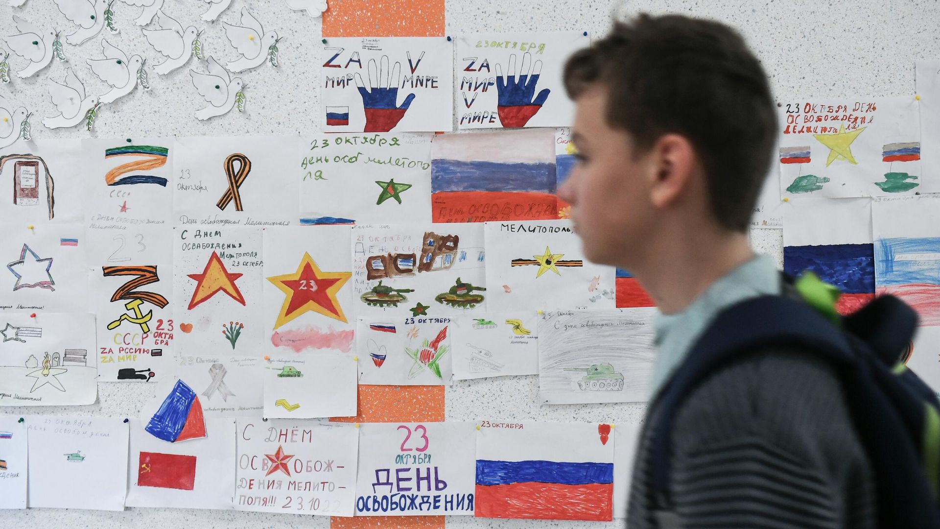 Учащийся во время перемены в холле гимназии № 19 в Мелитополе - РИА Новости, 1920, 10.05.2023