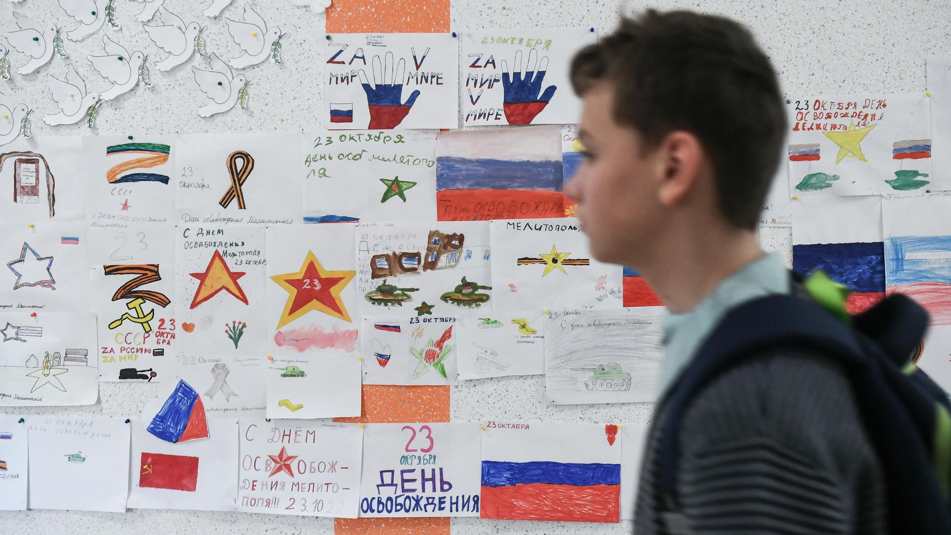 Учащийся во время перемены в холле гимназии № 19 в Мелитополе Учащийся во время перемены в холле гимназии № 19 в Мелитополе - РИА Новости, 1920, 10.05.2023