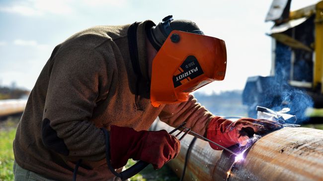 Рабочий во время строительства газопровода