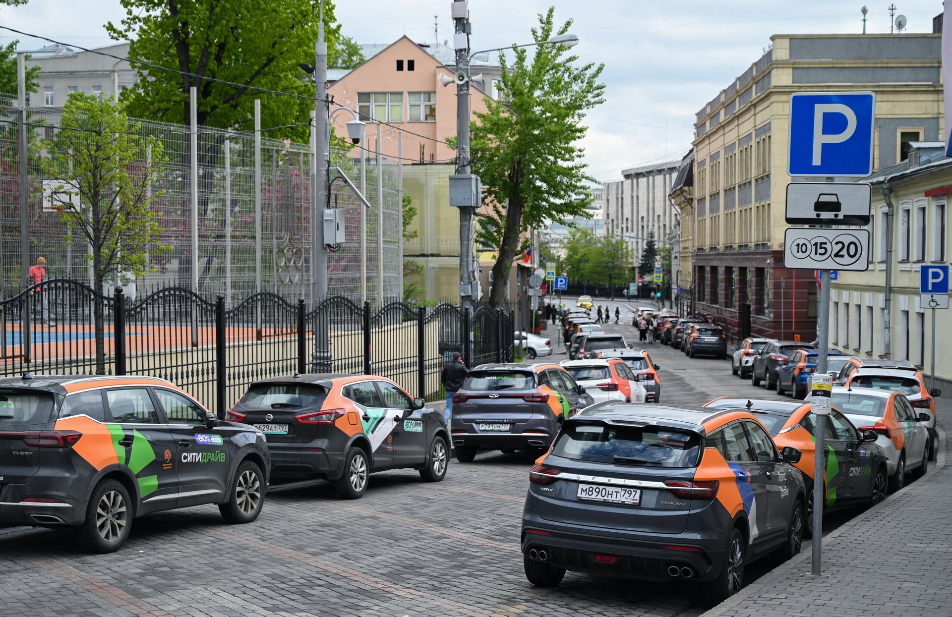 Автомобили различных каршеринговых компаний на одной из улиц в центре Москвы Автомобили различных каршеринговых компаний на одной из улиц в центре Москвы - РИА Новости, 1920, 07.11.2025