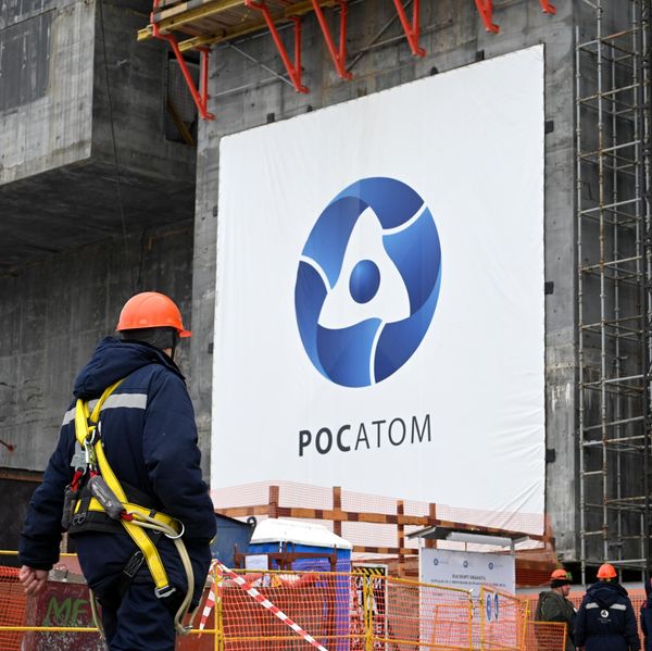 Рабочие на строительной площадке Курской АЭС-2 в Курчатовском районе Курской области Рабочие на строительной площадке Курской АЭС-2 в Курчатовском районе Курской области