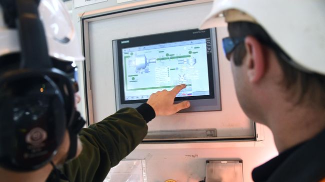 Рабочие в отделении измельчения Быстринского горно-обогатительного комбината в Забайкальском крае Рабочие в отделении измельчения Быстринского горно-обогатительного комбината в Забайкальском крае