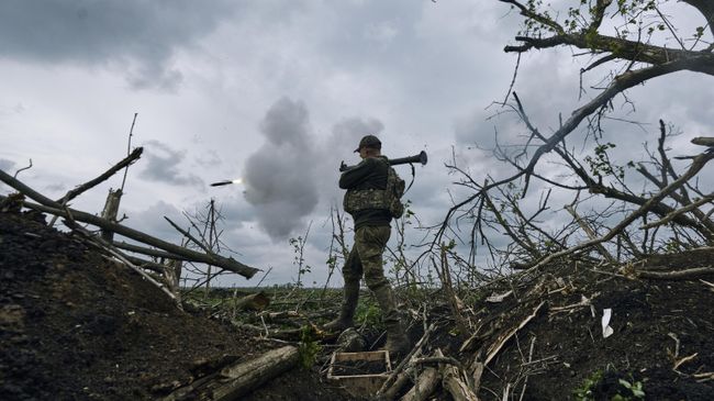 Украинский военнослужащий стреляет по российским позициям