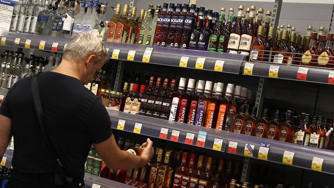 Покупатель выбирает алкоголь магазине