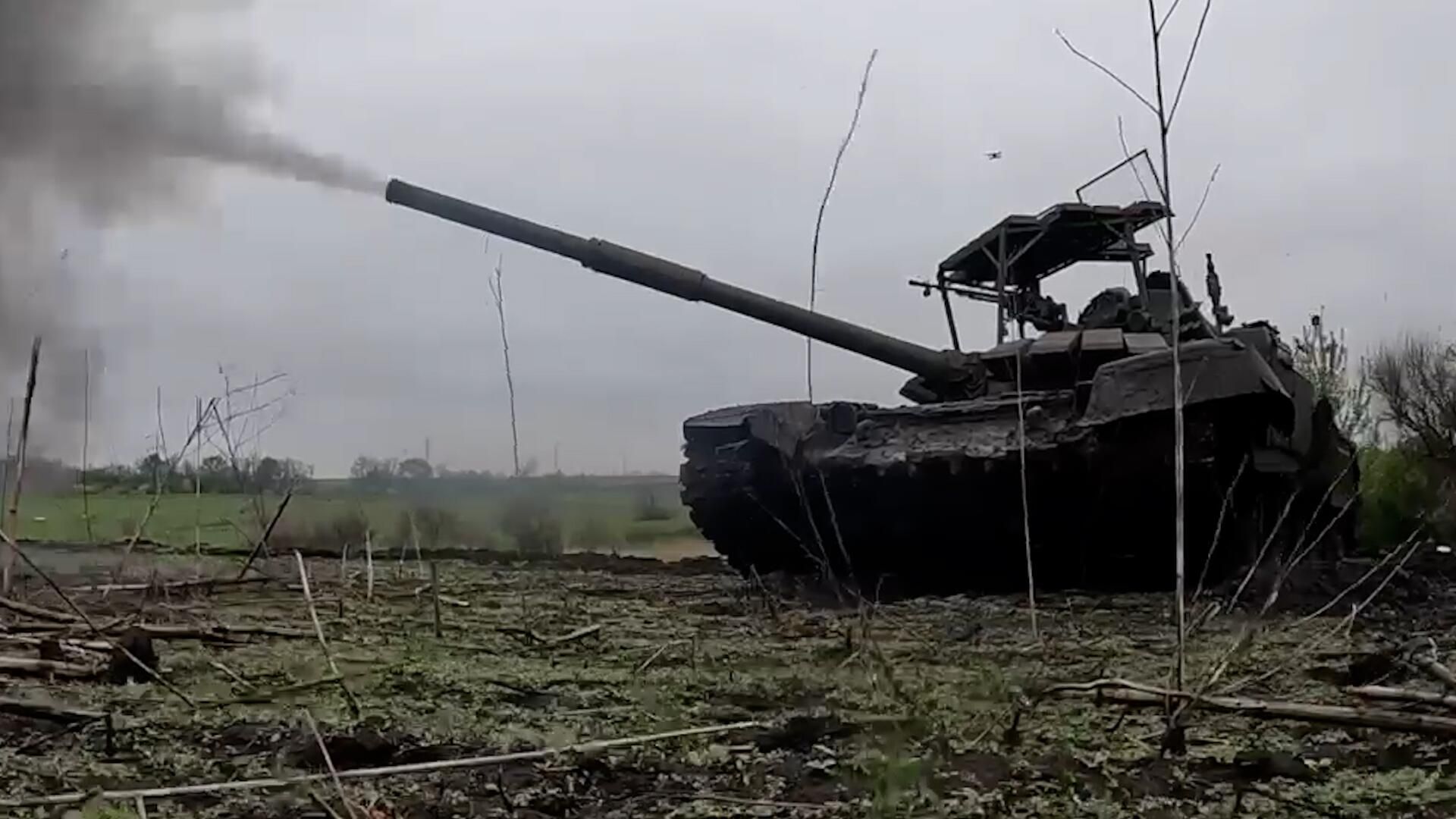Военные используют козырьки с контейнерами защиты на танках. Кадры из зоны СВО Военные используют козырьки с контейнерами защиты на танках. Кадры из зоны СВО - РИА Новости, 1920, 06.05.2023