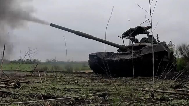 Военные используют козырьки с контейнерами защиты на танках. Кадры из зоны СВО