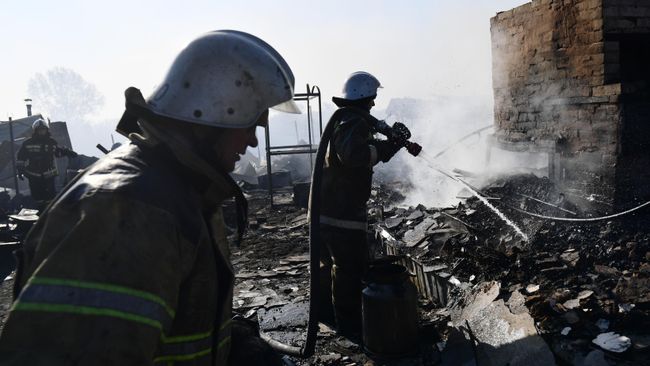Сотрудники противопожарной службы МЧС