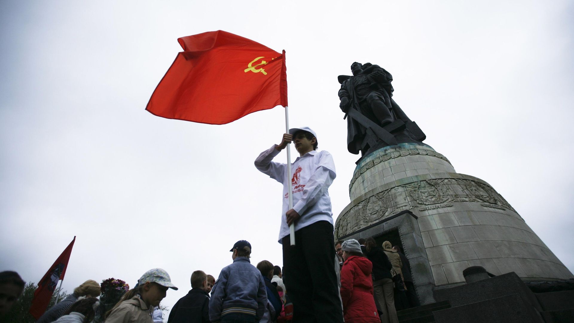 Посетители у памятника советскому солдату в Трептов-парке в Берлине Посетители у памятника советскому солдату в Трептов-парке в Берлине - РИА Новости, 1920, 08.05.2024