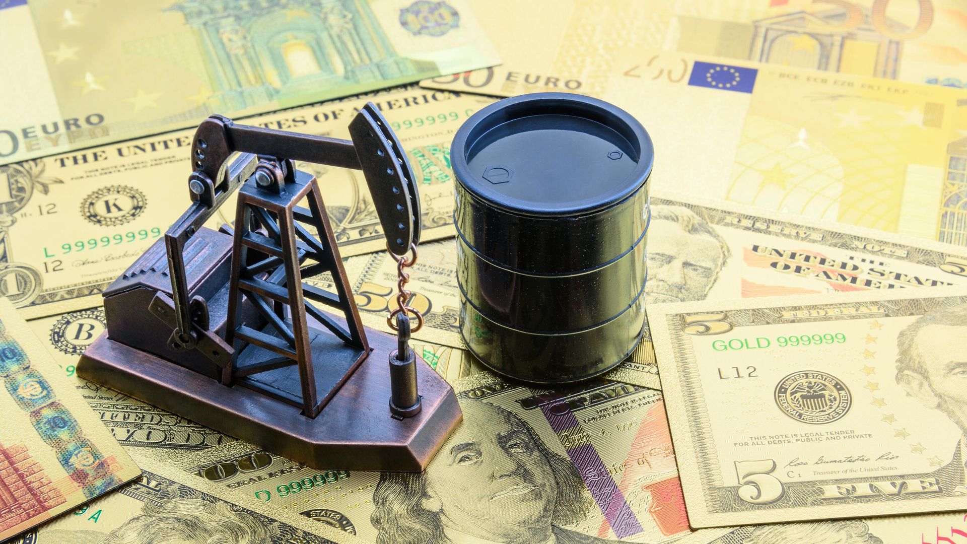 Нефтяной станок-качалка на фоне долларовых банкнот Нефтяной станок-качалка на фоне долларовых банкнот - РИА Новости, 1920, 09.05.2023