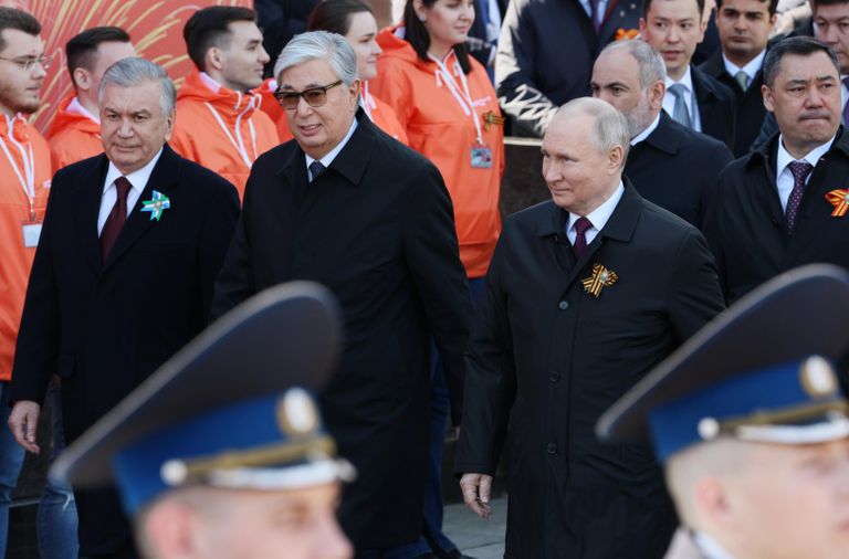 Президент РФ Владимир Путин, президент Узбекистана Шавкат Мирзиеев, президент Казахстана Касым-Жомарт Токаев идут к трибунам перед началом парада в Москве Президент РФ Владимир Путин, президент Узбекистана Шавкат Мирзиеев, президент Казахстана Касым-Жомарт Токаев идут к трибунам перед началом парада в Москве
